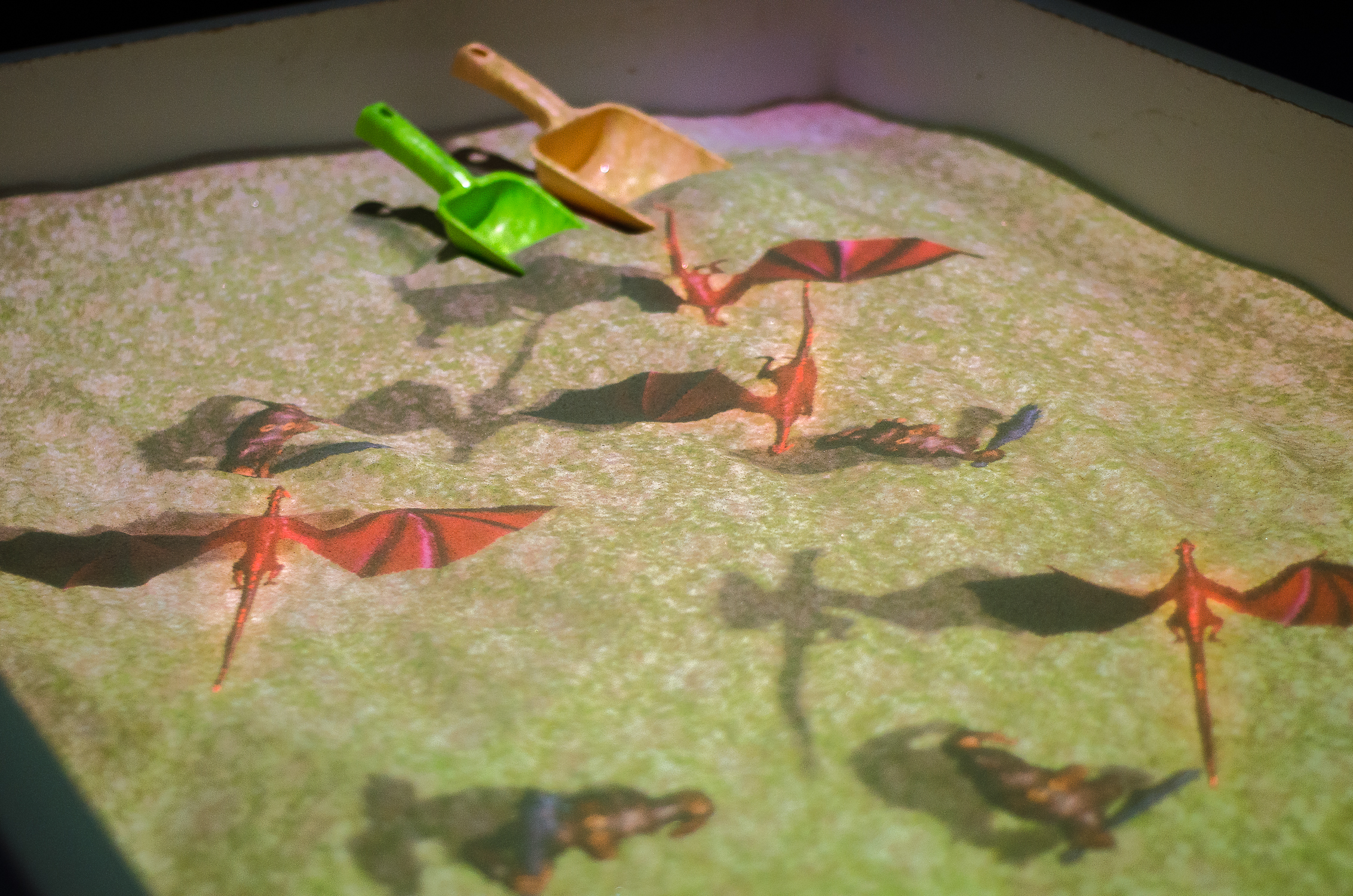 A világ megismerése (évszakok, növények) biztonságos környezetben.